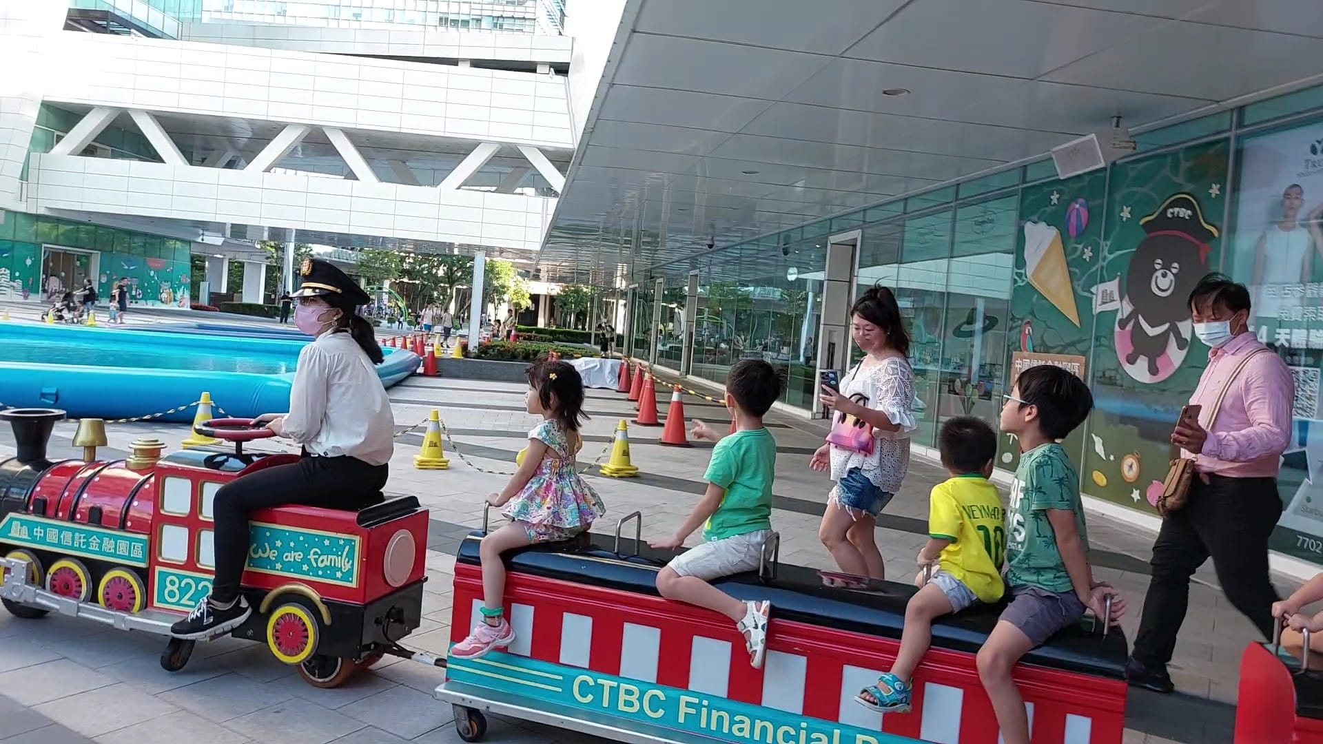 週一有先跟公園親子遊玩
