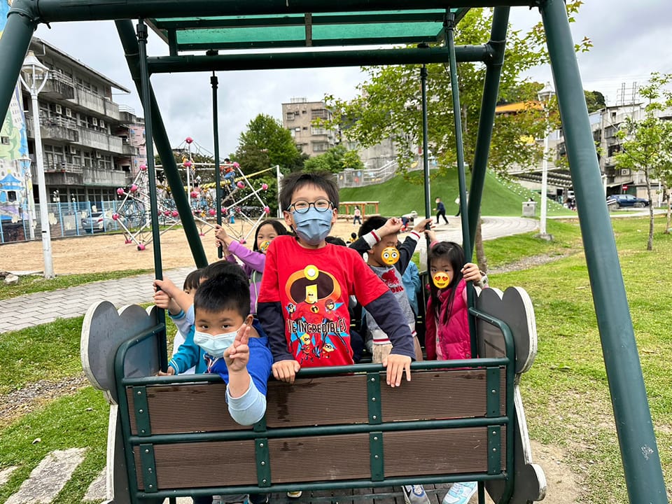還跟同學們一起在公園親子遊玩