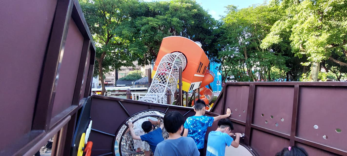 南港新翻修的小公園親子遊玩